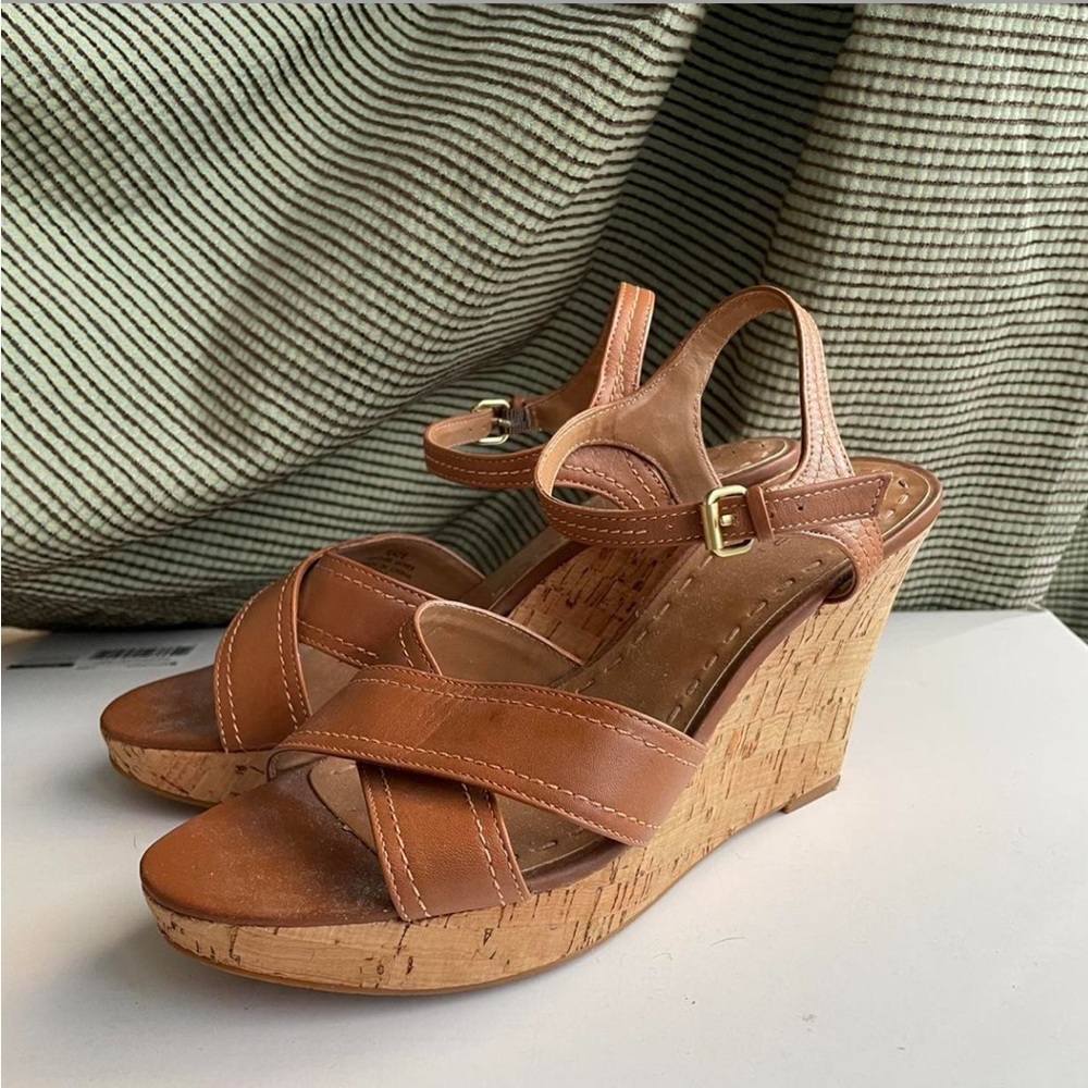 Tahari brown/tan wedges